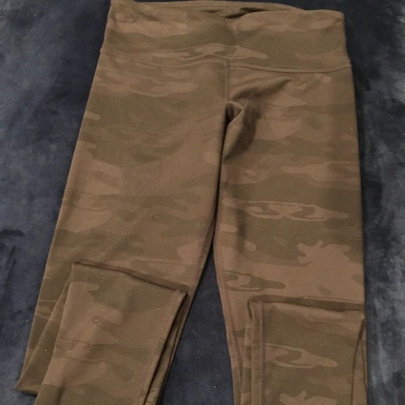 lululemon athletica Pants - Lululemon size 6 camo wunder under